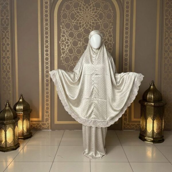 Mukena Traveling Armani Silk Renda Tile Motif Kupu 01